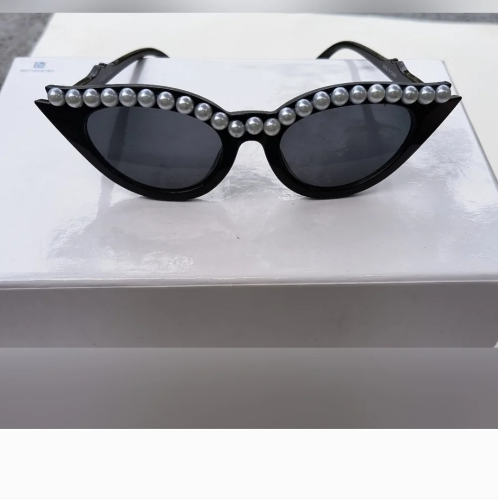Hot Topic Women's Retro Glam Black Cat Eye Sunglasses With Faux Pearls NWOT